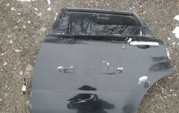 Subaru B9 Tribeca Rear door juodos