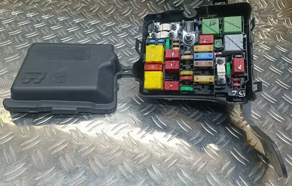 Peugeot 2008 I Fuse box set 9671924480