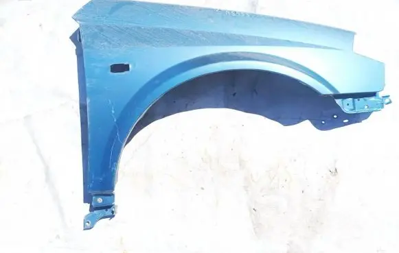 Nissan Primera Fender Melyna