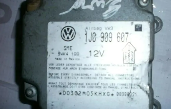 Volkswagen PASSAT B5 Airbag control unit/module 1J0909607 5WK4199VW3