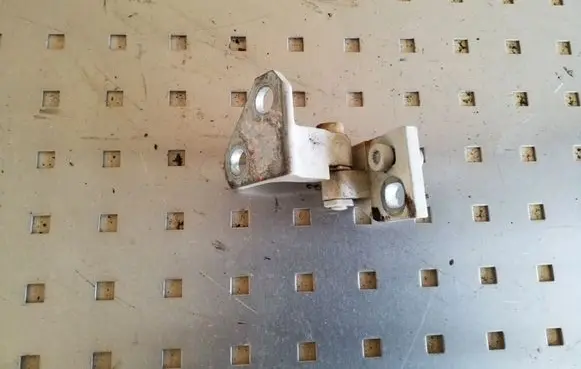 Volkswagen Golf V Rear door upper hinge