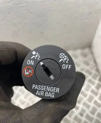 Opel Insignia A Passenger airbag on/off switch 13577258