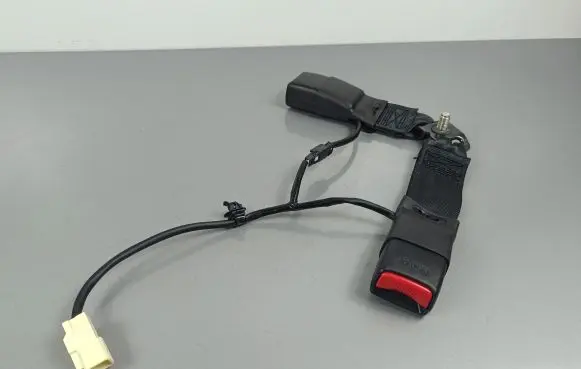 Suzuki SX4 S-Cross Middle seatbelt buckle (rear) 