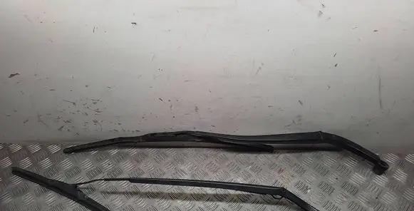 Toyota RAV 4 (XA50) Front wiper blade arm 