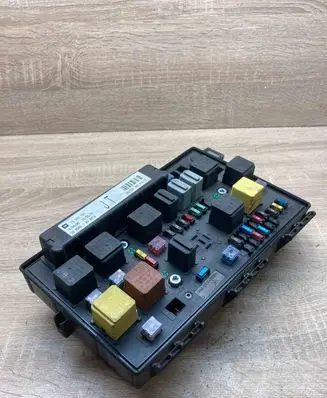 Opel Zafira B Fuse module 13242781 5DK00946410