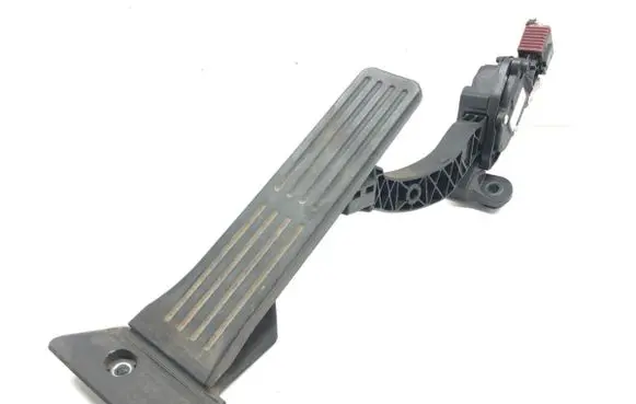 Accelerator throttle pedal