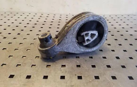 Nissan X-Trail T31 Engine mount bracket