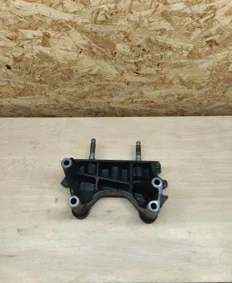 Engine mounting bracket