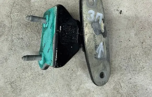 Mercedes-Benz C W204 Front door upper hinge