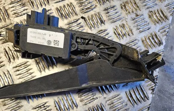 Volkswagen PASSAT B6 Accelerator throttle pedal 00009800AM9 1009131