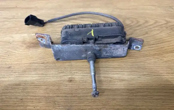 Volvo V70 Headlight wiper motor 8620959