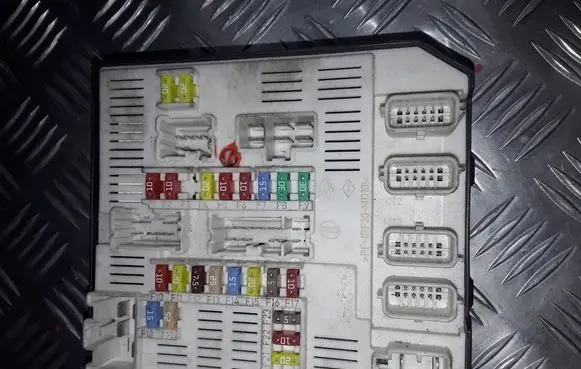 Renault Megane III Fuse module 284B60008RE 8229285745
