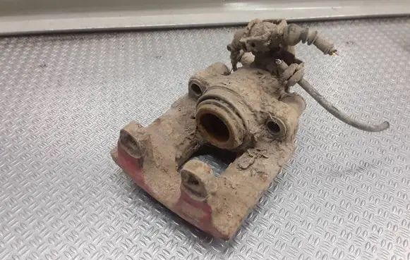 Volkswagen Touareg I Rear brake caliper 
