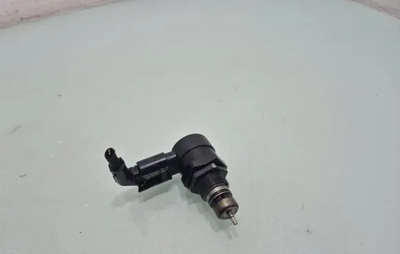 BMW 5 E60 E61 Fuel pressure regulator 0281002481