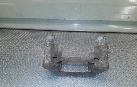 Toyota Corolla Verso AR10 Brake caliper pad carrier rear 