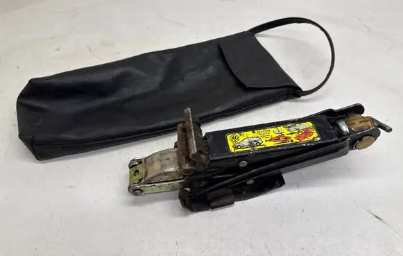 Volkswagen PASSAT B4 Lift Jack 357011031D