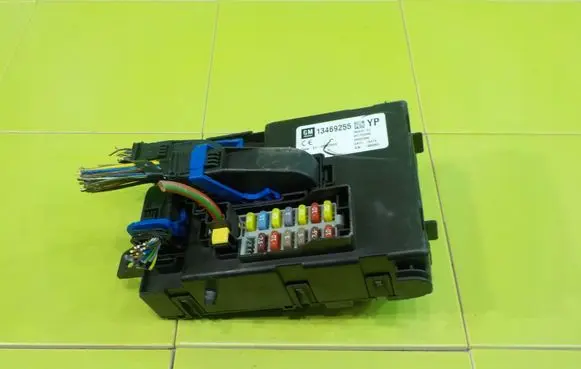 Opel Meriva B Fuse box set 13469255 BEZPIECZNIKOW