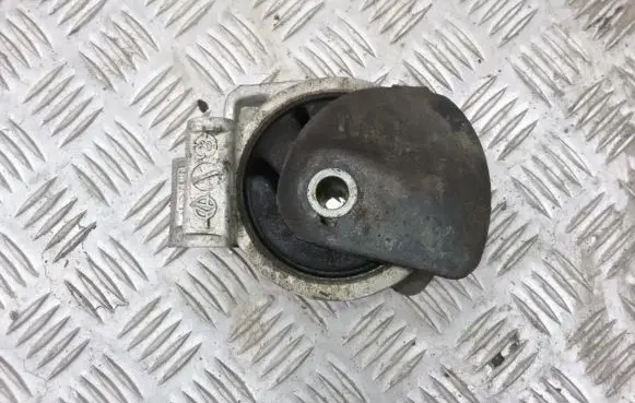 Volvo S40, V40 Engine mount bracket