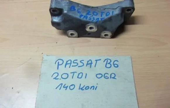 Volkswagen PASSAT B6 Engine mounting bracket