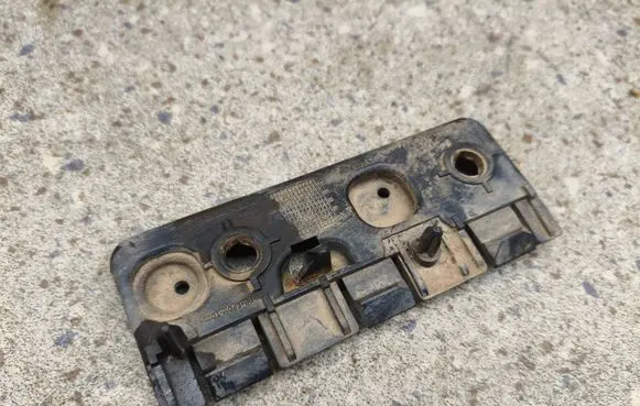 Volvo XC90 Fender mounting bracket 31378135