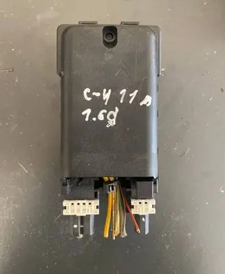 Citroen C4 II Fuse module 9638182880
