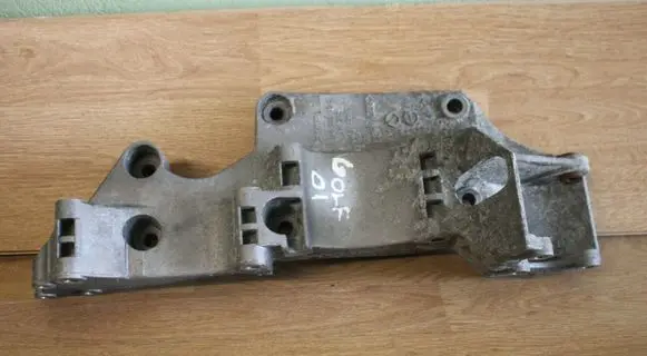 Volkswagen Golf IV Generator/alternator bracket 045903143C