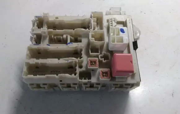 Toyota Verso Fuse module 827300F060D 157410C29