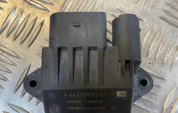 Mercedes-Benz E W212 Glow plug pre-heat relay A6429005701 0522140209 13324000521