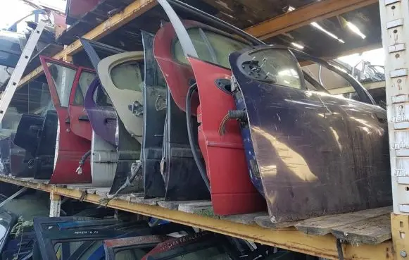 Nissan Sunny Rear door pilkos