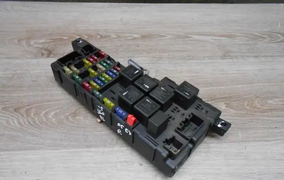 Volvo S60 Fuse module 518828108 30728008