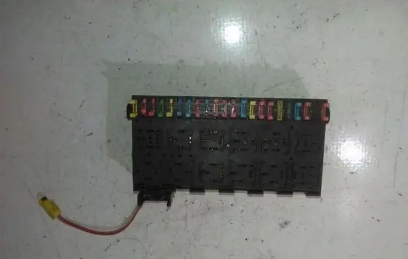 Volkswagen Golf III Fuse box set 357937039