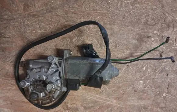 Mercedes-Benz W123 Front door window regulator motor 0130821037