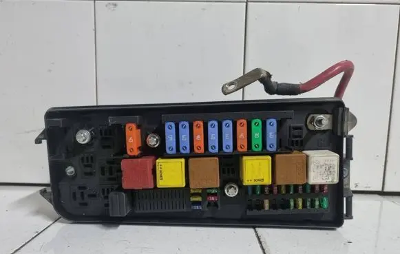 Opel Vectra C Fuse module 13190370 00017576