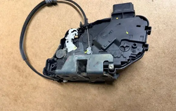 Volvo V50 Front door lock 30699787 18466909