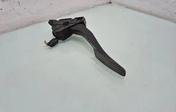 Accelerator throttle pedal