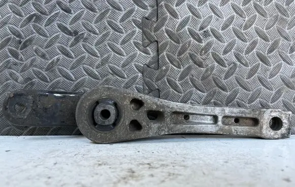 Skoda Octavia Mk2 (1Z) Engine mounting bracket 1K0199855BB