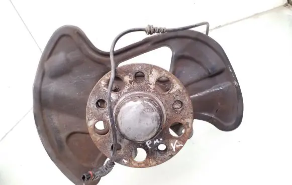 Mercedes-Benz C W204 Front wheel hub spindle knuckle 20401 A2045400117 A2044200744