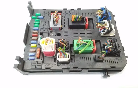 Peugeot 5008 Fuse module 9666895680