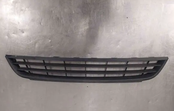 Volkswagen Jetta VI Front bumper lower grill 5C6853677