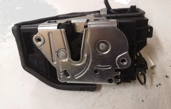 BMW 1 E81 E87 Front door lock 7202145 A053702