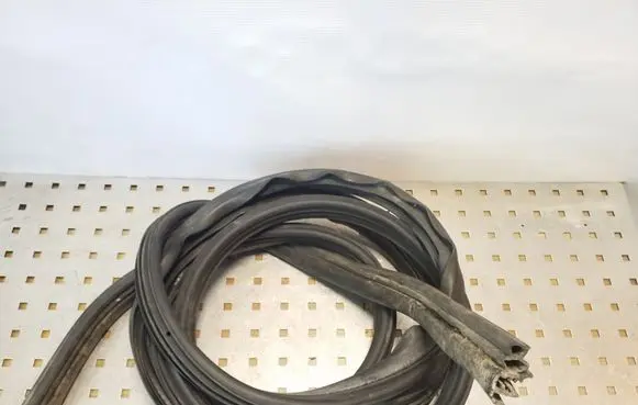 Iveco Daily 35 - 40.10 Front door rubber seal