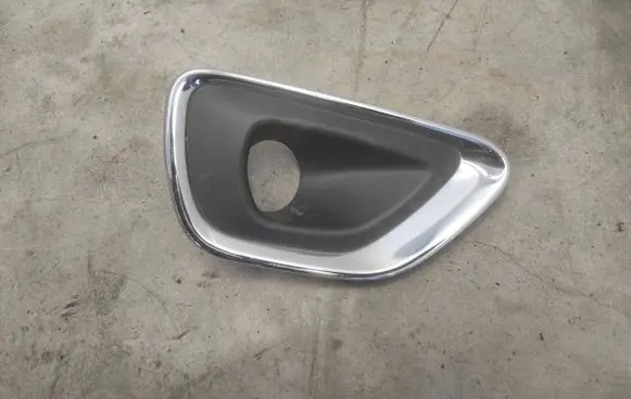 Jeep Grand Cherokee (WK) Front fog light trim/grill 68143082AB