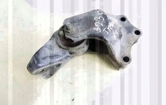 Mazda 323 Engine mount bracket