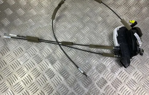 Infiniti QX80 Front door lock