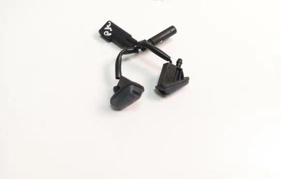 Windshield washer spray nozzle