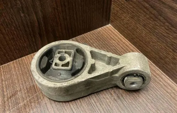 Ford Transit Engine mounting bracket 9T166P082B