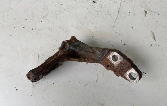 Toyota Avensis T270 Engine mounting bracket 05R91