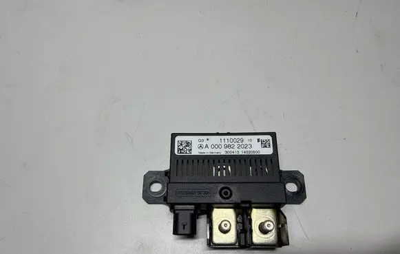 Mercedes-Benz E C207 W207 Charging relay A0009822023