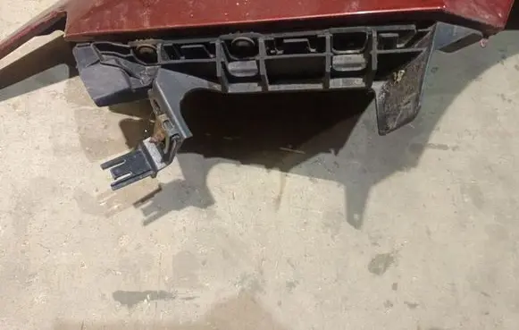 Front bumper mounting bracket