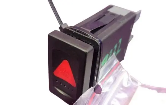 Volkswagen PASSAT B5.5 Hazard light switch 